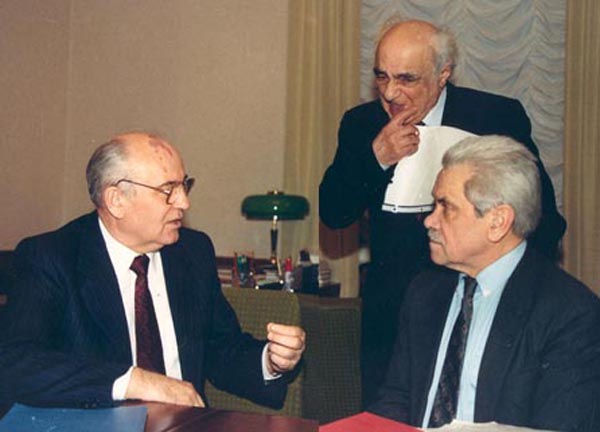 President Mikhail Gorbachev (left), Georgi Shakhnazarov (Gorbachev's adviser), center, Anatoly Chernyaev (right), 1990. Photo © The Gorbachev Foundation