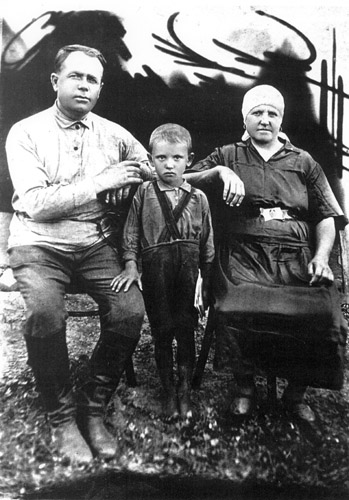 М.С.Горбачев с дедом Пантелеем и бабушкой Василисой.1936 № 16439