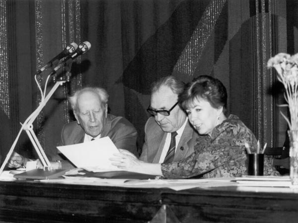 Д.С.Лихачев, Р.М.Горбачева и Г.В.Мясников на учредительной конференции Советского фонда культуры. Октябрь 1986.