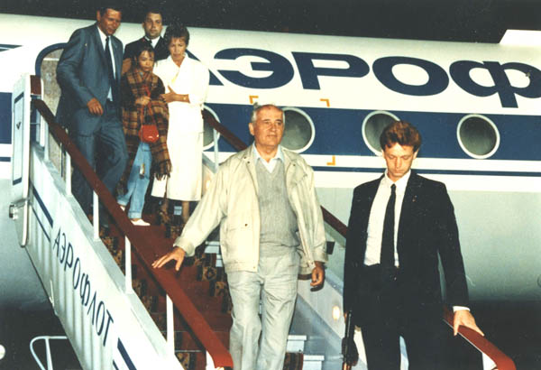 Mikhail Gorbachev returning with his family from Foros. August, 22 1991.