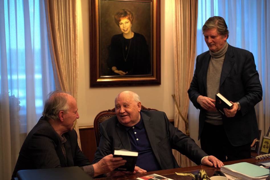 Слева направо: Вернер Херцог, Михаил Горбачев, Андре Сингер