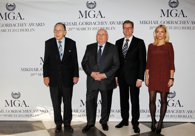 Слева направо: Ганс-Дитрих Геншер, Михаил Горбачев, Гидо Вестервелле,  Ксения Горбачева