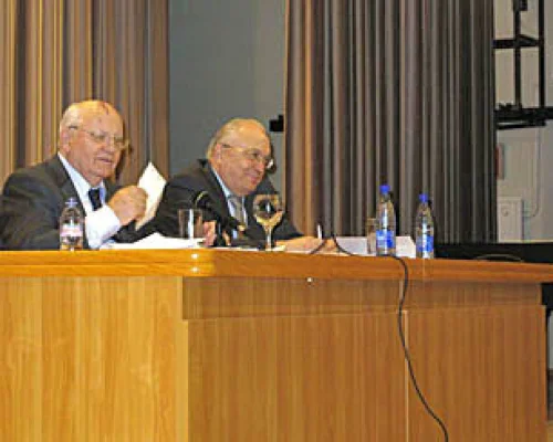 М.С.Горбачев и ректор МГУ В.А.Садовничий отвечают на вопросы аудитории. Фото Д.Белановского