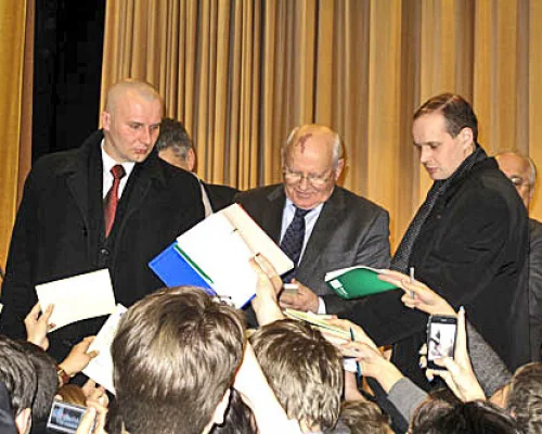 Михаил Горбачев раздает автографы студентам МГУ. Фото Д.Белановского