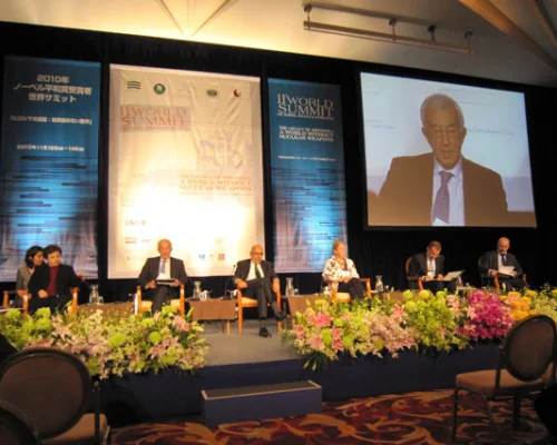 Заседание участников 11-го международного Форума лауреатов Нобелевской премии мира. Слева направо: Ш.Эбади, А.Лихоталь, М.Эль-Барадей, В.Тайпале, С.Орджоникидзе, П.Палажченко. Фото В.Полякова