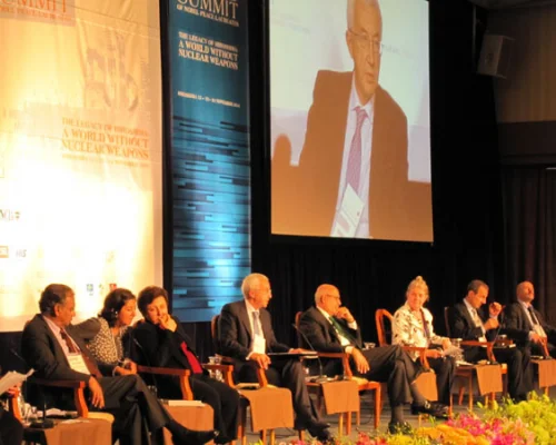 Заседание участников 11-го международного Форума лауреатов Нобелевской премии мира. Слева направо: Д.Дханапала, переводчица, Ш.Эбади, А.Лихоталь, М.Эль-Барадей, В.Тайпале, С.Орджоникидзе, П.Палажченко. Фото В.Полякова