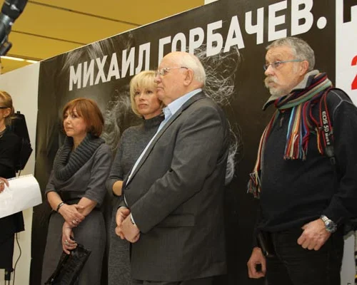 	 Слева направо: О.Свиблова, О.Здравомыслова, И.Вирганская, М.Горбачев, Ю.Рост