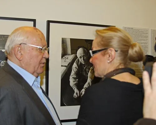 	 Михаил Горбачев и Ольга Свиблова перед фотографией А.Д.Сахарова (фото Ю.Роста)