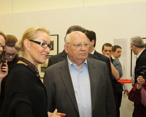Ольга Свиблова показывает М.С.Горбачеву экспозицию