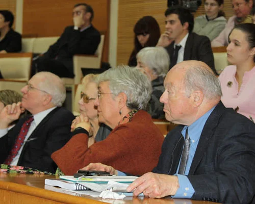 	 Билл Таумбан (второй слева), Дж. Мэтлок (крайний справа)