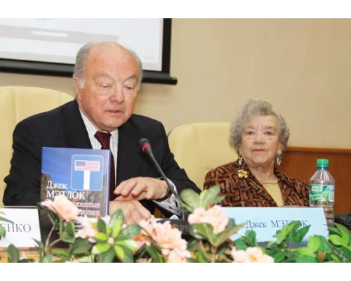 	 Джек Мэтлок, Татьяна Кудрявцева на презентации книги 