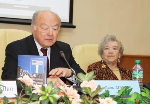 	 Джек Мэтлок, Татьяна Кудрявцева на презентации книги 