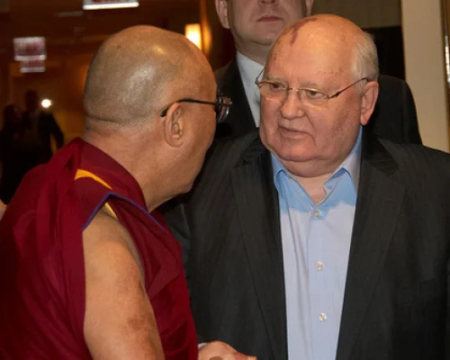 Экс-президент СССР Михаил Горбачев и Далай-лама на Форуме лауреатов Нобелевской премии мира в Чикаго. 25.04.2012 г.
