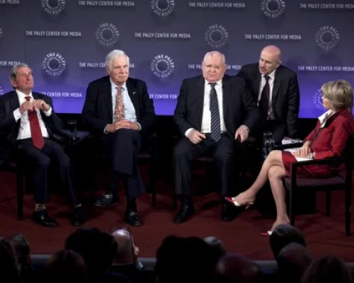 Слева направо: Джереми Айзекс, Тед Тернер, Михаил Горбачев, Пэт Митчелл на обсуждении фильма об истории холодной войны в нью-йоркском медиа-центре 