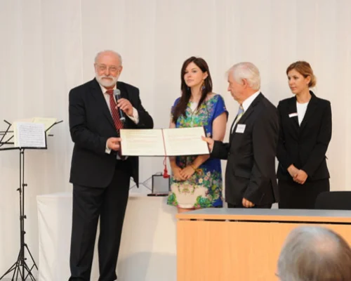 Церемония вречения премии. Слева направо: Бруно Редекер, председатель Правления Фонда им. К.Ф. фон Вайцзеккера, Анастасия Вирганская, Томас Герниц, председатель правления Общества К.Ф.Вайцзеккера, переводчица