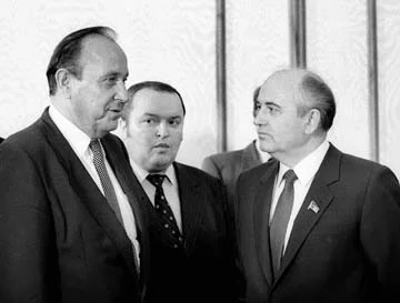 	 Ганс-Дитрих Геншер и Михаил Горбачев перед началом переговоров. 21.07.1986
