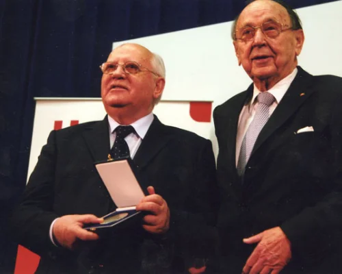 Михаил Горбачев на церемонии вручения Г.-Х.Геншеру медали общества 