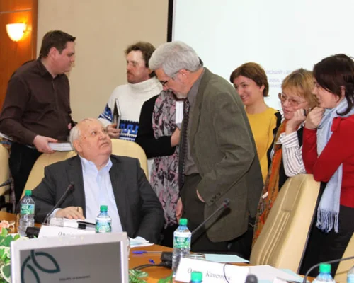 Михаил Горбачев подписывает свою книгу участникам конференции