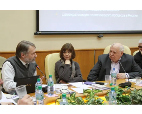 Слева направо: Д.Орешкин, О.Здравомыслова, М.Горбачев