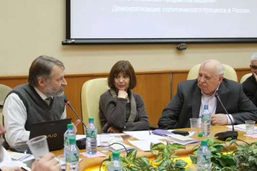 Слева направо: Д.Орешкин, О.Здравомыслова, М.Горбачев