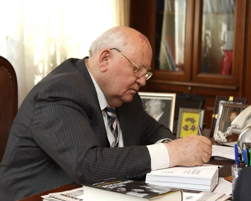 Михаил Горбачев подписывает книгу 