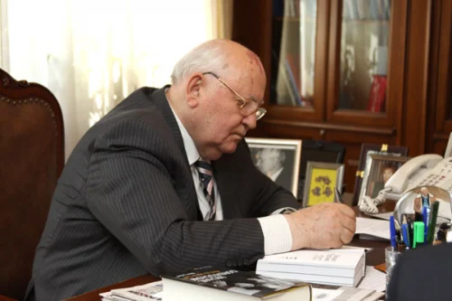 Михаил Горбачев подписывает книгу 