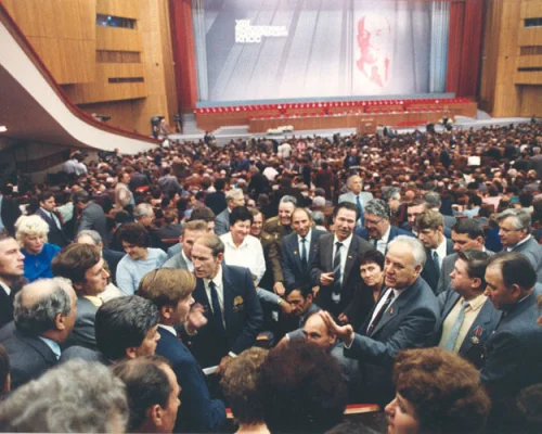 Дискуссии в зале между заседаниями XIX партконференции