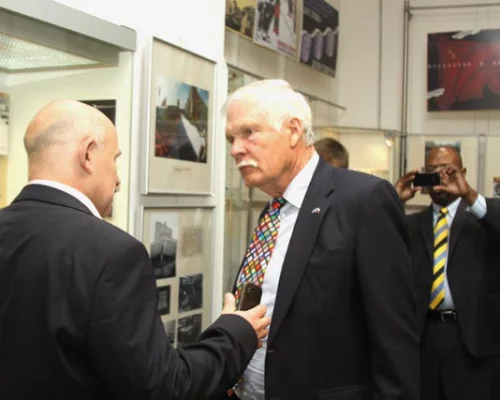 	 Павел Палажченко и Тед Тернер в экспоцентре Горбачев-Фонда