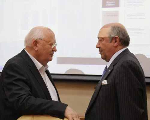 	 Михаил Горбачев беседует с бывшим министром иностранных дел России Игорем Ивановым