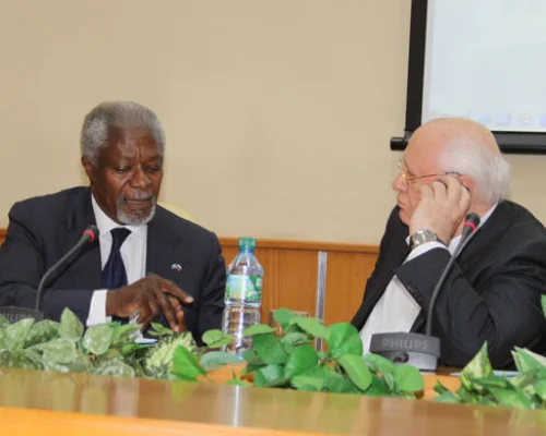 Кофи Аннан и Михаил Горбачев во время встречи