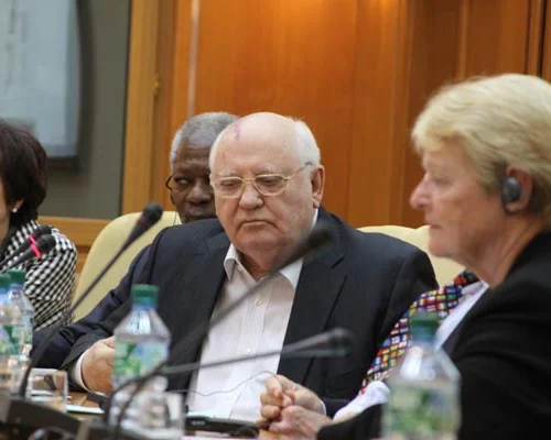 Слева направо: Юань Минь, Институт международных отношений при Пекинском университете, Кофи Аннан, Михаил Горбачев, Гру Харлем Брунтланд, экс-премьер-министр Норвегии