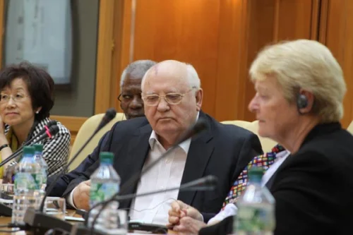 Слева направо: Юань Минь, Институт международных отношений при Пекинском университете, Кофи Аннан, Михаил Горбачев, Гру Харлем Брунтланд, экс-премьер-министр Норвегии