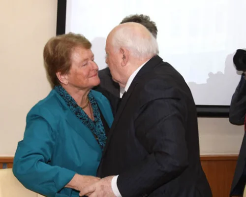 Гру Харлем Брунтланд и Михаил Горбачев