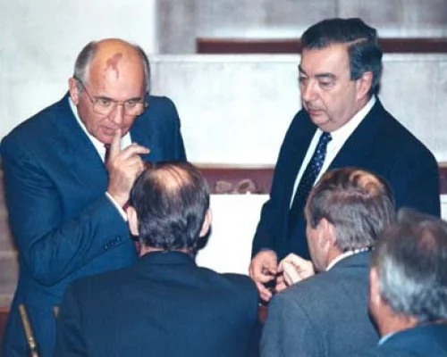 	 М.С.Горбачев и Е.М.Примаков в перерыве между заседаниями Верховного Совета. 1989