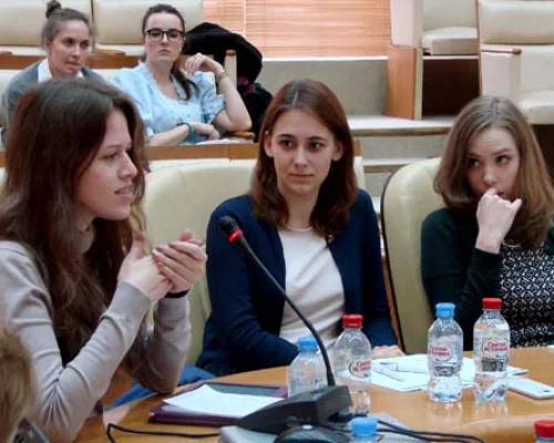 У микрофона Айгуль Шакирова