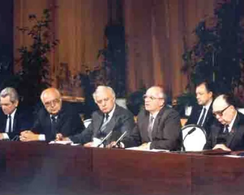 Последняя пресс-конференция. Рейкъявик. 12 октября 1986. Слева направо: А.С.Черняев, А.Ф. Добрынин, Э.А.Шеварднадзе, М.С.Горбачев , А.Н.Яковлев