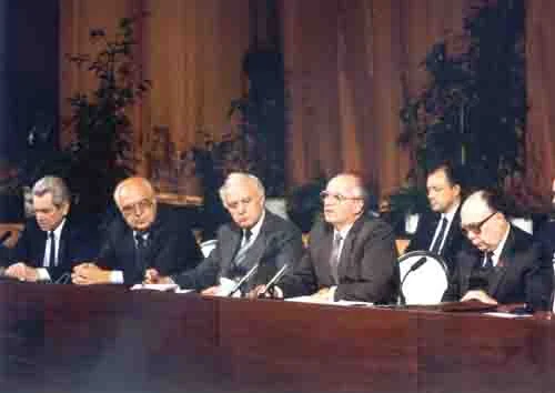 Последняя пресс-конференция. Рейкъявик. 12 октября 1986. Слева направо: А.С.Черняев, А.Ф. Добрынин, Э.А.Шеварднадзе, М.С.Горбачев , А.Н.Яковлев