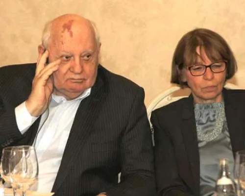 Михаил Горбачев и переводчик Марина Кронауэр