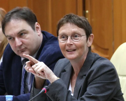 выступает Клаудиа Кроуфорд, руководитель Фонда Конрада Аденауэра в Российской Федерации