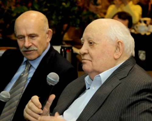 М.С. Горбачев и руководитель пресс-службы Фонда П.Р. Палажченко