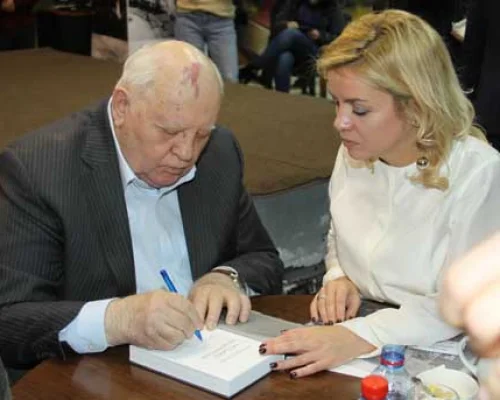 М.С. Горбачев и руководитель пиар-службы Московского дома книги Виктория Дьякова