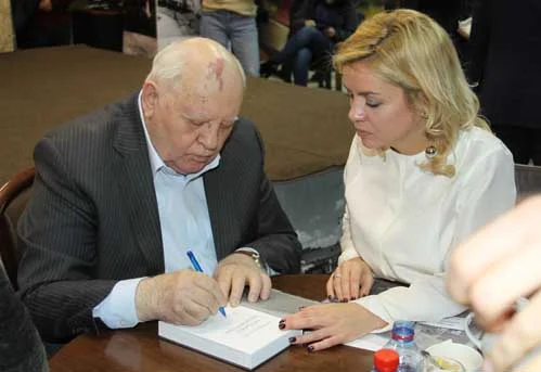 М.С. Горбачев и руководитель пиар-службы Московского дома книги Виктория Дьякова