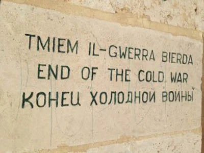 Мемориальная надпись на мальтийском, английском и русском языках в честь окончания Холодной войны