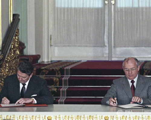 Президент США Р.Рейган и Генеральный секретарь ЦК КПСС М.Горбачев на церемонии обмена ратификационными грамотами о введении в действии советско-американского договора о ликвидации ракет средней и меньшей дальности. 8.12.1987 г.