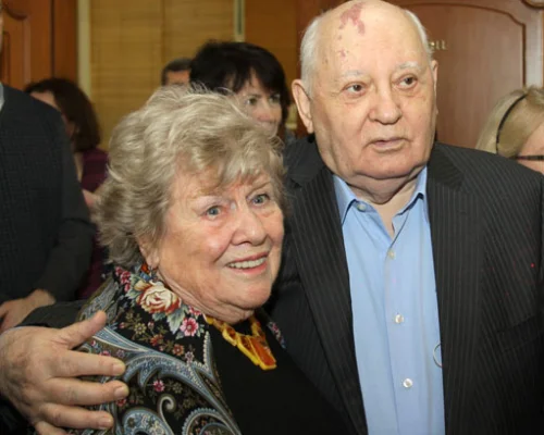 Сюзанна Масси и Михаил Горбачев перед началом презентации