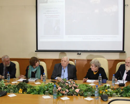 Презентация книги Сюзанны Масси. Слева направо: Олег Зимарин, Ольга Здравомыслова, Михаил Горбачев, Сюзанна Масси, Павел Палажченко