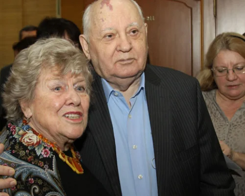 Москва, 12 декабря, президент Михаил Горбачев приветствует своего старого друга Сюзанну Масси. MT