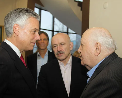 Посол США Джон Хантсман беседует с Михаилом Горбачевым. В центре - переводчик Павел Палажченко.MT