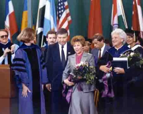 Р.М. Горбачева и Барбара Буш в колледже Уэллсли. Бостон. США. 6 июня 1990