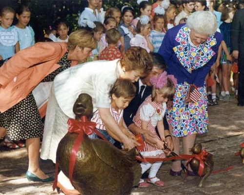 Р.М. Горбачева и Барбара Буш у памятника утятам. Москва. Июль 1991